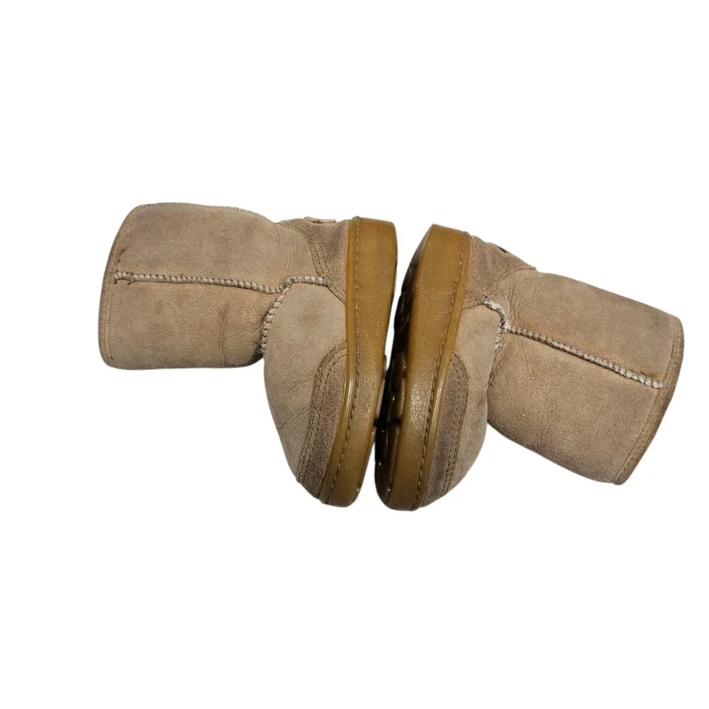 Minnetonka Moccasin Winter Boots Tan‎ Suede Shearling Lined Kids Size 9 Unisex